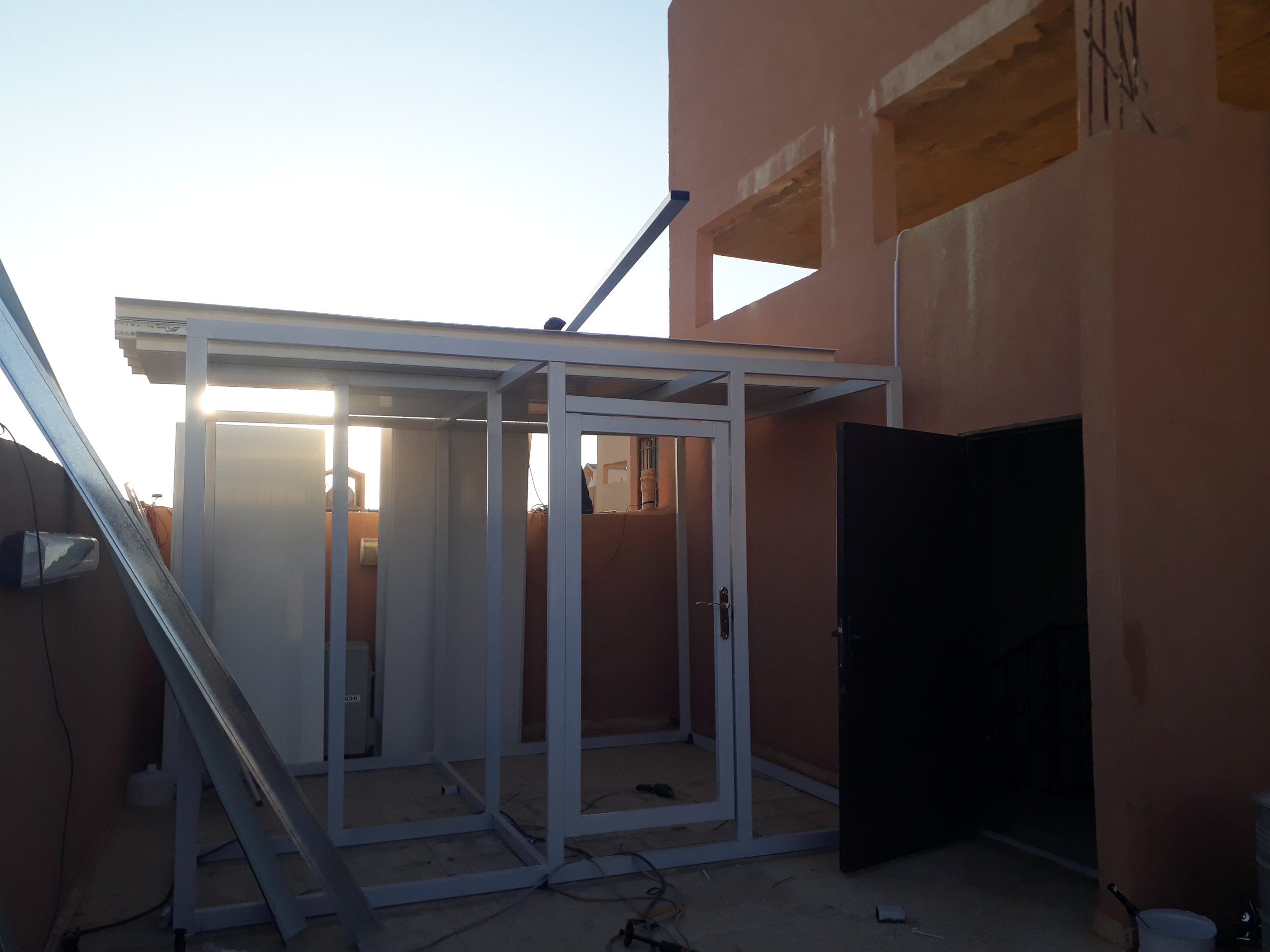 تركيب غرفه في السطح سندويش بانل